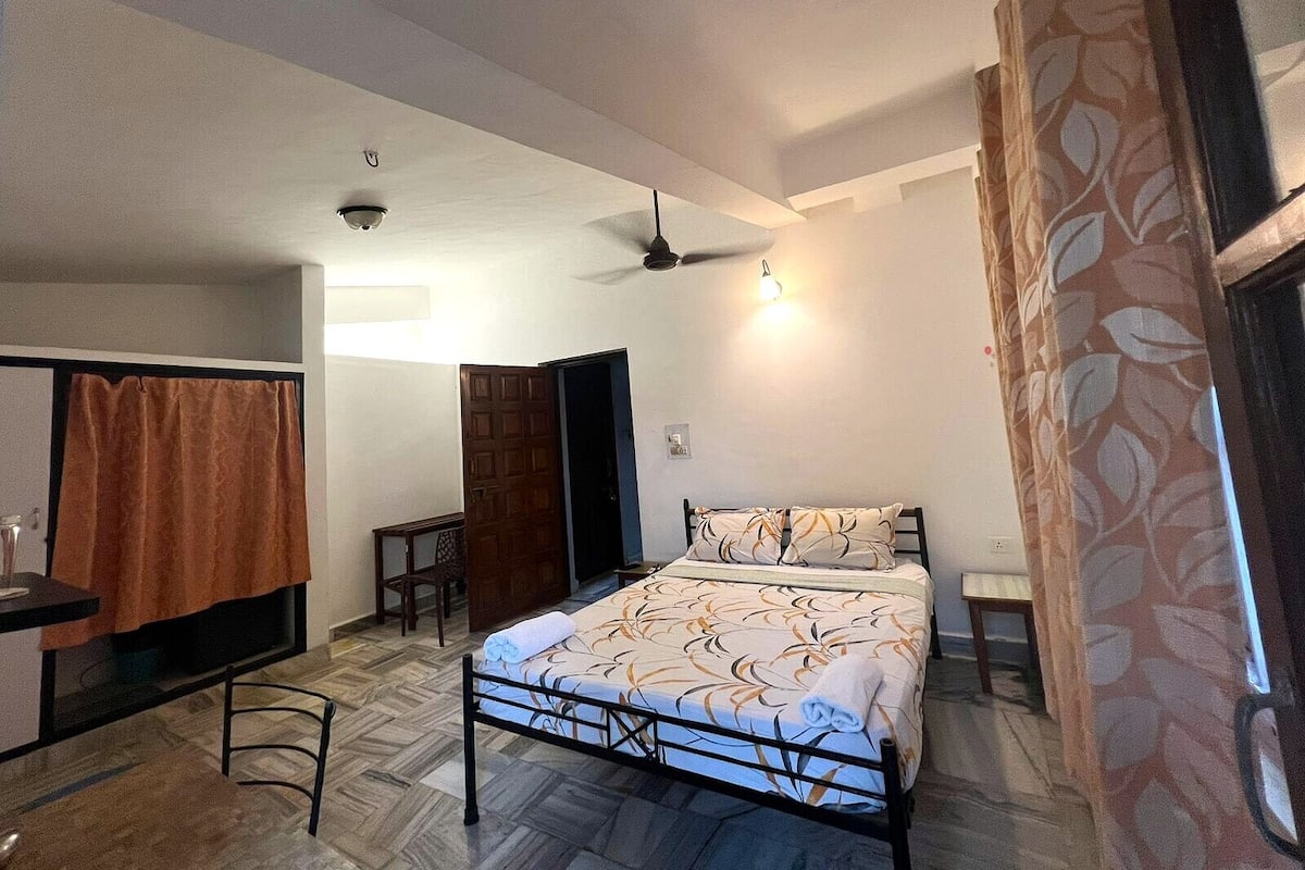 Classic Twin Room Non A/C | Unika möbler, skrivbord, arbetsyta för laptop och mörklÀggningsgardiner