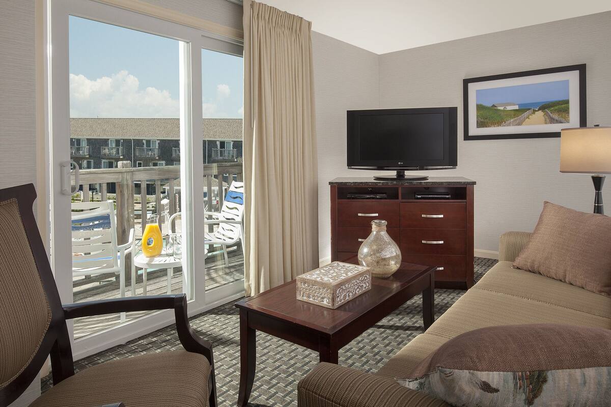 premium bedding, in-room safe, desk, laptop workspace