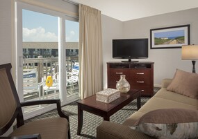 Roupas de cama premium, cofres nos quartos, escrivaninha