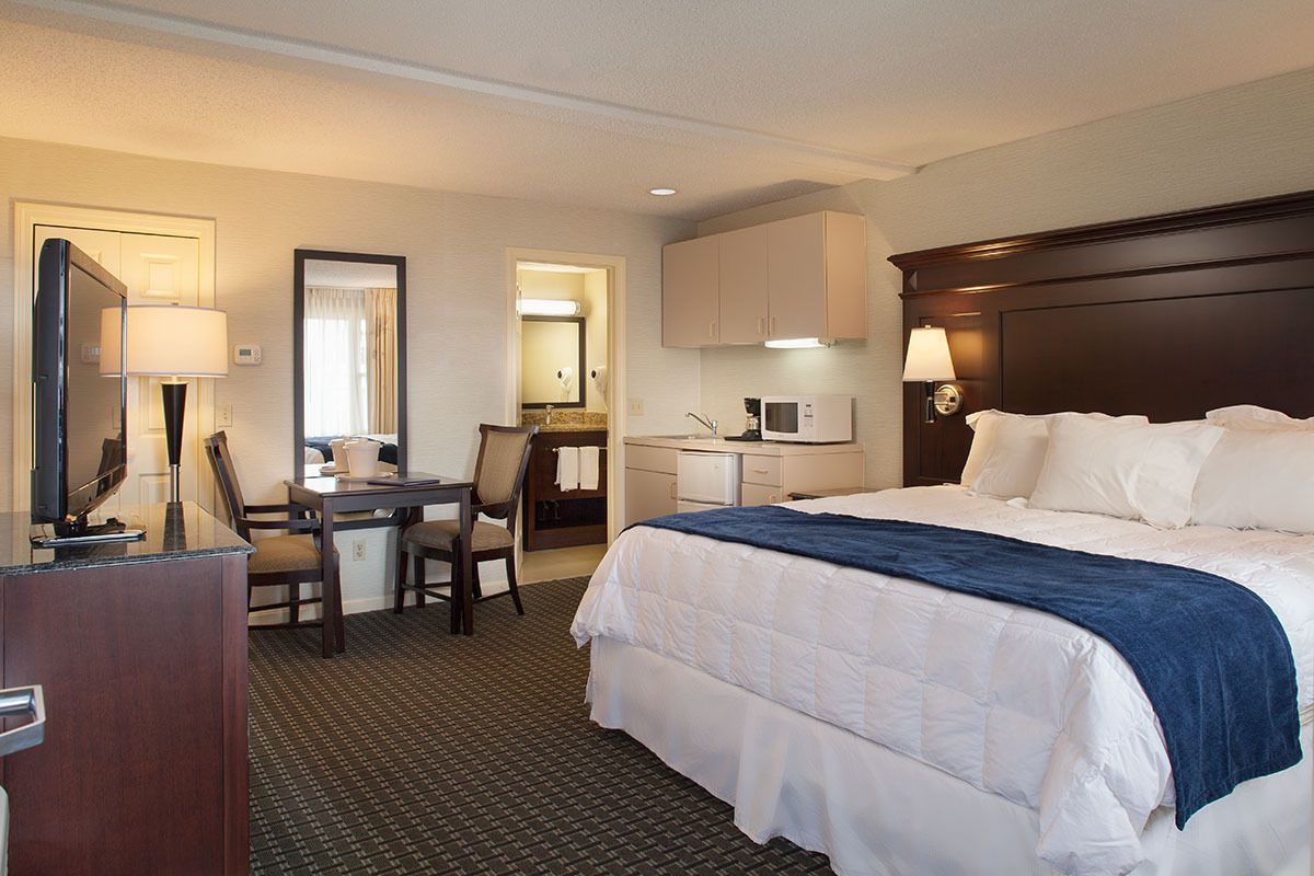 premium bedding, in-room safe, desk, laptop workspace