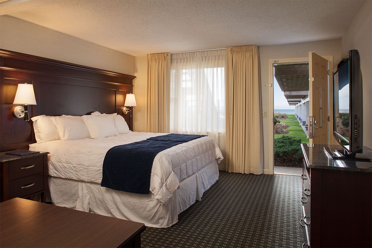 premium bedding, in-room safe, desk, laptop workspace