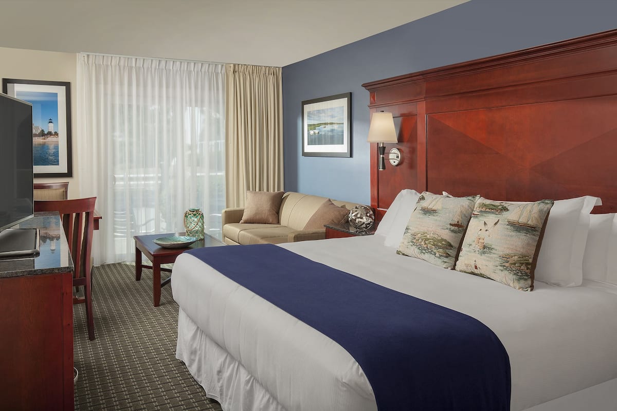 Premium bedding, in-room safe, desk, laptop workspace