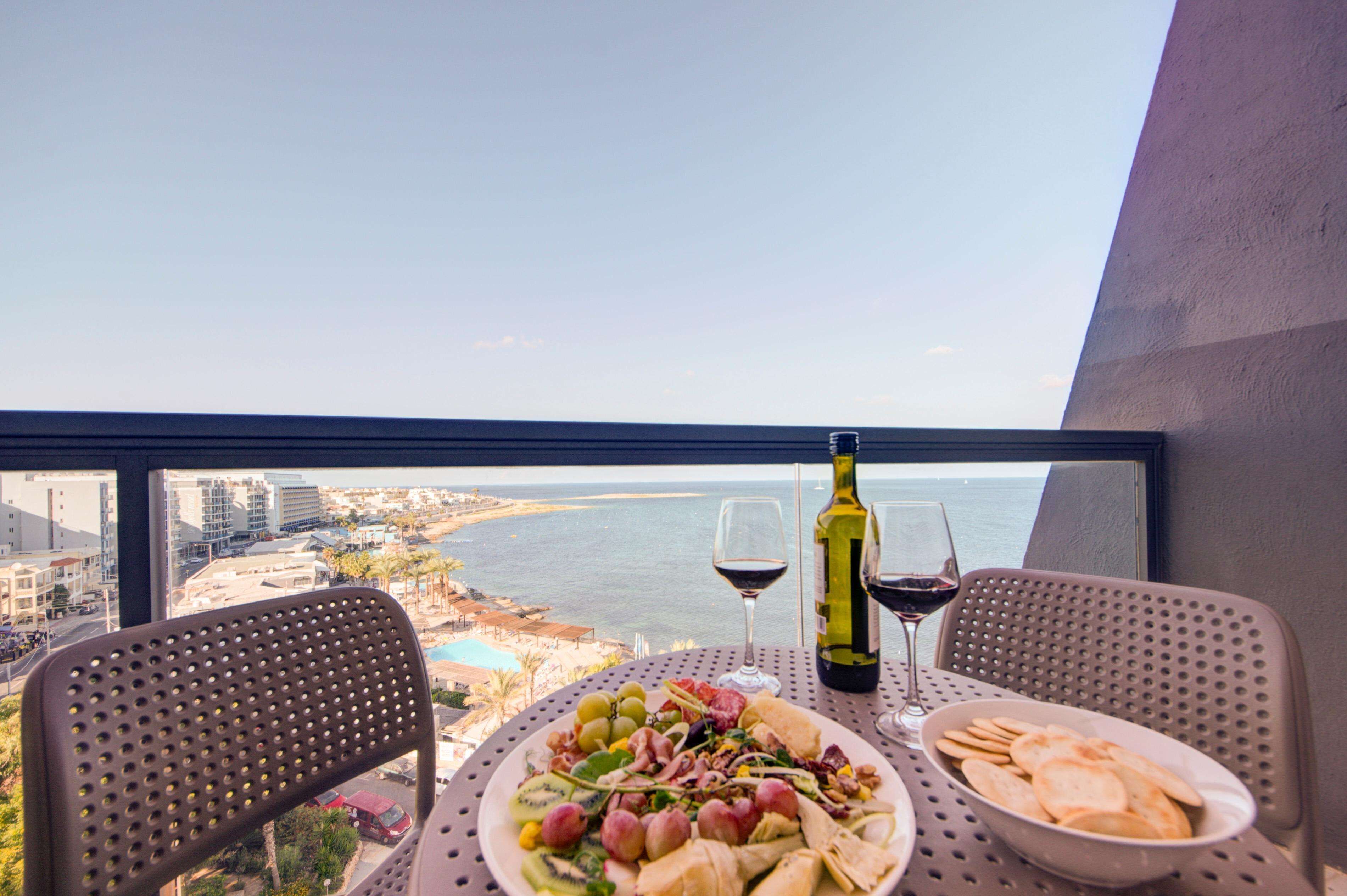 Escritorio, espacio para trabajar con laptop y cortinas blackout 