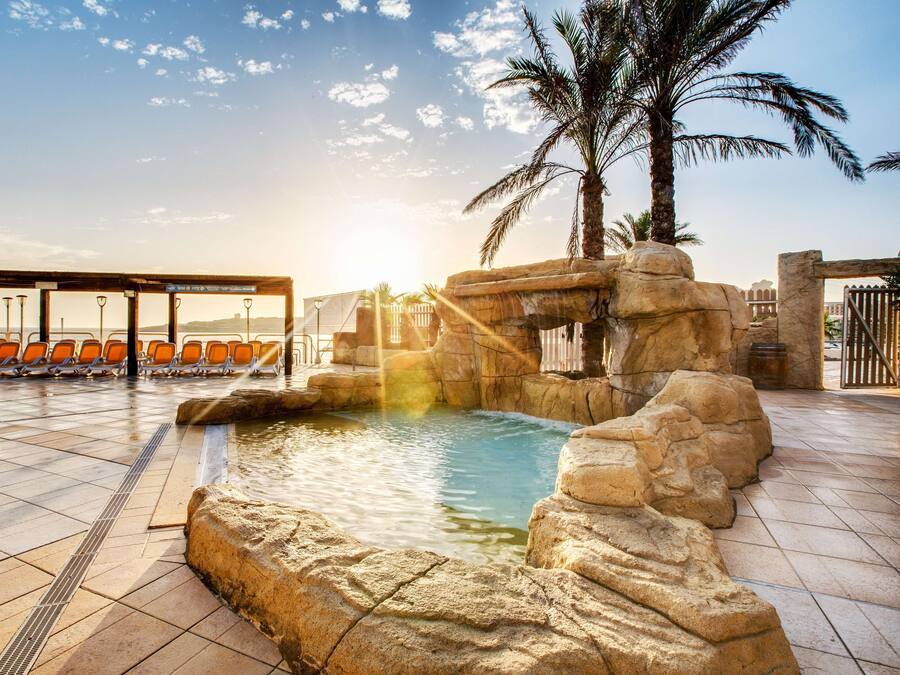 Piscine couverte, piscine extérieure (ouverte en saison)