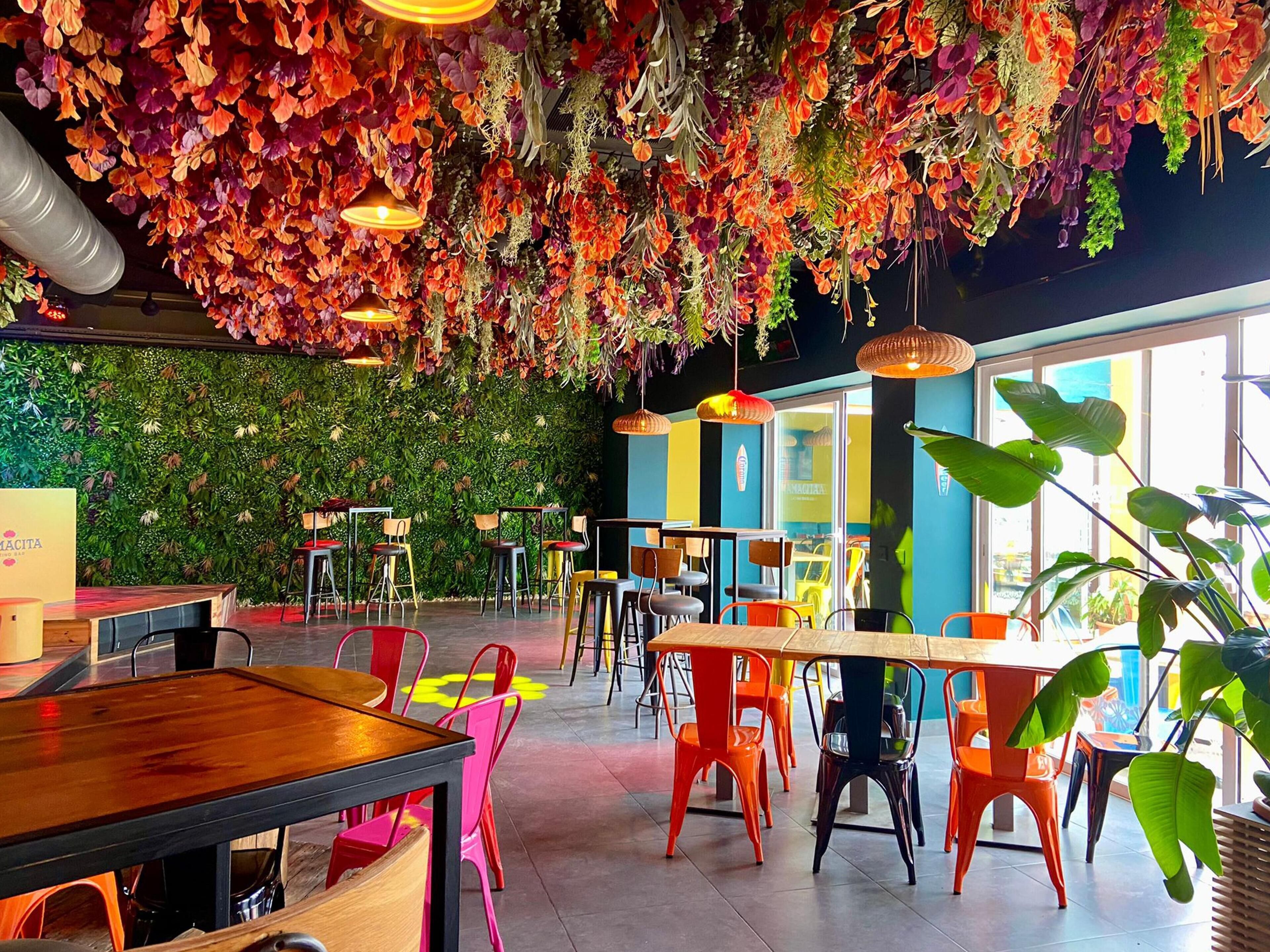 2 restaurants, breakfast served