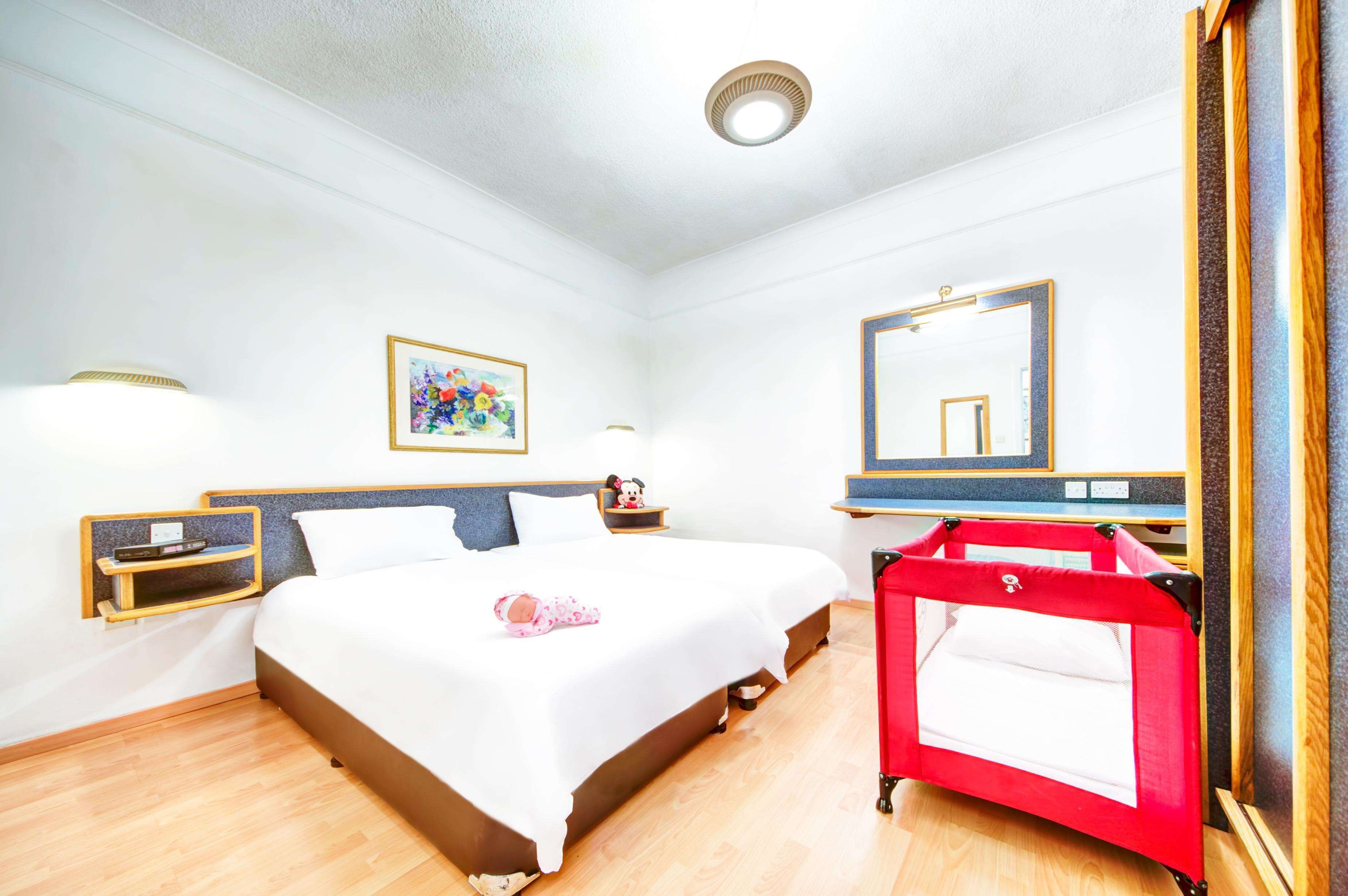 Escritorio, espacio para trabajar con laptop y cortinas blackout 