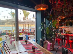 2 restaurants servant le petit déjeuner, le déjeuner et le dîner