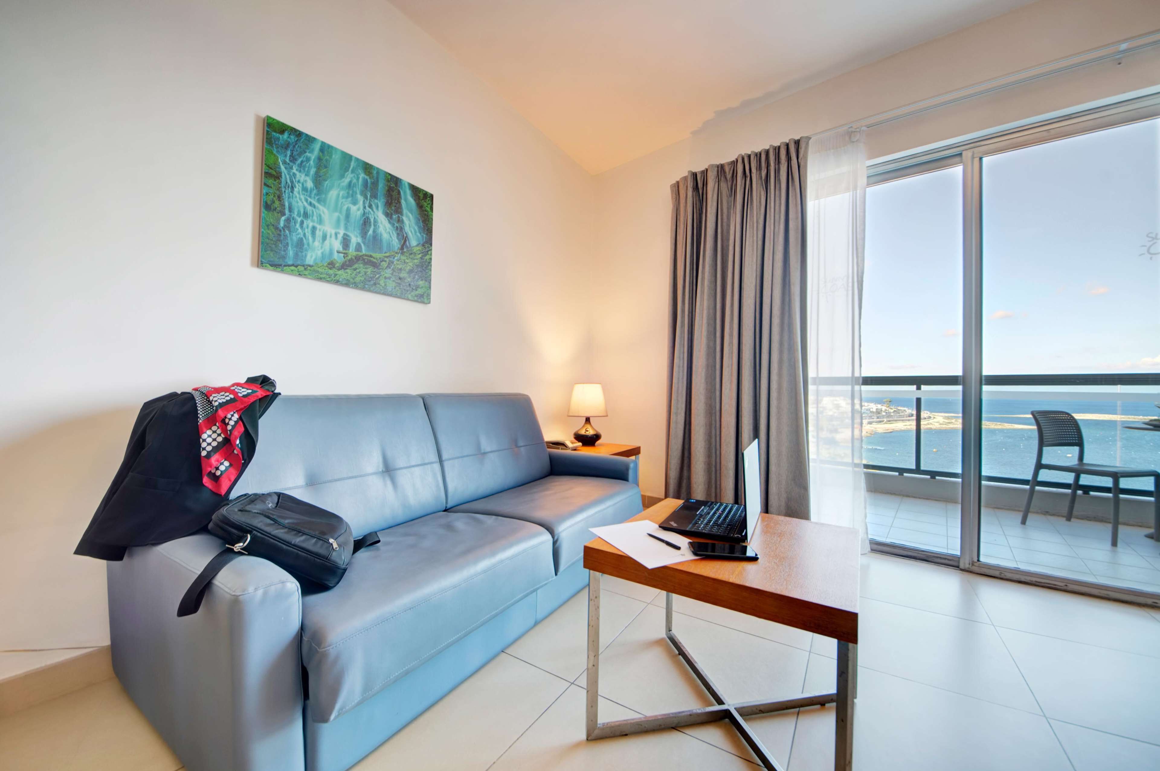 Skrivebord, skrivebord for bærbar PC og blendingsgardiner