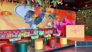 2 restaurantes; se sirven desayunos, almuerzos, cenas y brunches