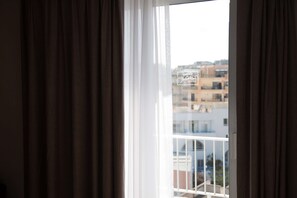 1 camera, una scrivania, postazione laptop, tende oscuranti