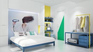 Un dormitorio moderno con una cama, un tocador con espejo y un armario con ropa.