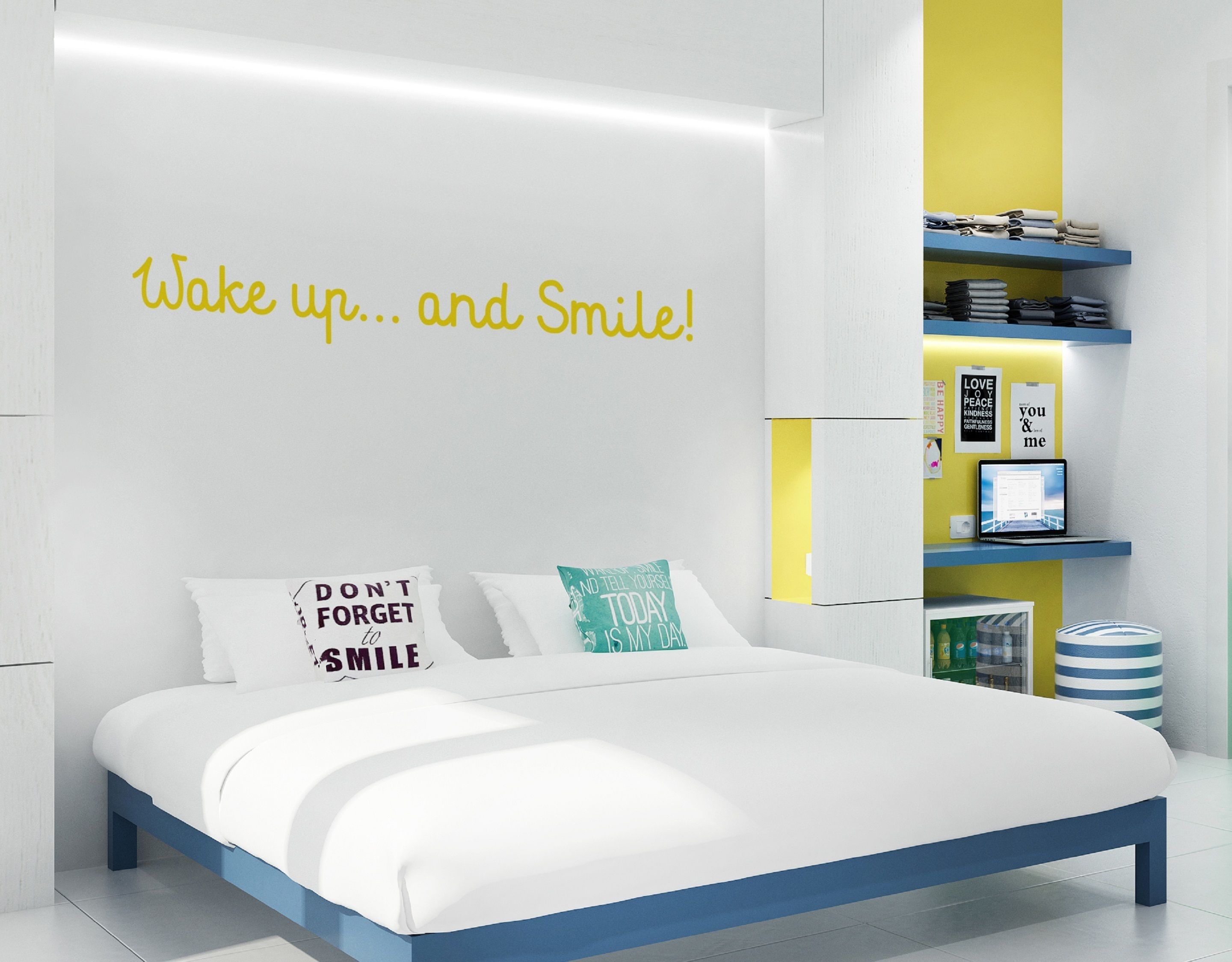 Un dormitorio moderno con una cama, decoración mural motivacional y un estante empotrado con libros y una computadora portátil.