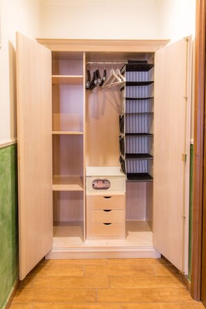 セーフティボックス (室内)、デスク、遮光カーテン、防音設備