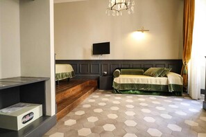 Family Room | In-room safe, desk, blackout drapes, soundproofing
