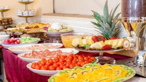 A buffet with various food items including fruits, vegetables, and meats. - Residenza Ki - Bed & Breakfast (Rome)