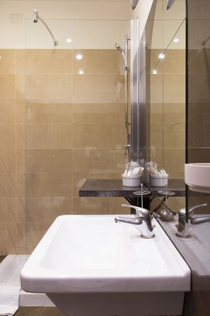 Double Room | Bathroom | Shower, free toiletries, hair dryer, bidet - Residenza Ki - Bed & Breakfast (Rome)