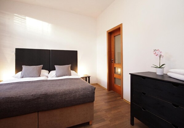 Schreibtisch, Bügeleisen/Bügelbrett, Babybetten, Zustellbetten