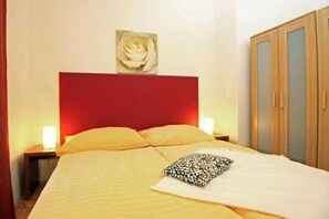 Desk, iron/ironing board, cots/infant beds, rollaway beds - Theatre Residence Apartments (Prague)