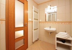 Duschwanne, Haartrockner, Handtücher