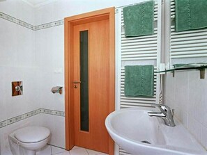 Bañera con ducha, secador de pelo, toallas