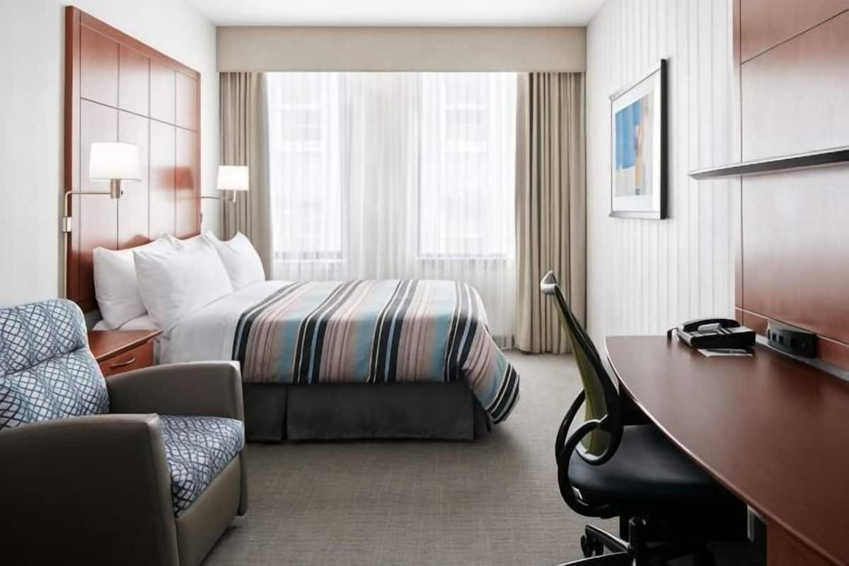 Premium bedding, in-room safe, desk, laptop workspace