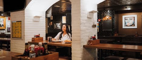 Se sirven desayunos, comidas, cenas y cocina americana