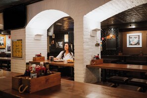 Breakfast, lunch and dinner served  - Central Loop Hotel (Chicago)