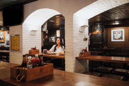 Breakfast, lunch, dinner served; American cuisine