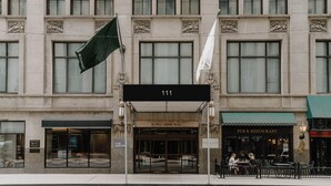 Un edificio con un letrero que dice "111" e "III West Adams Street", indicando un pub y restaurante.