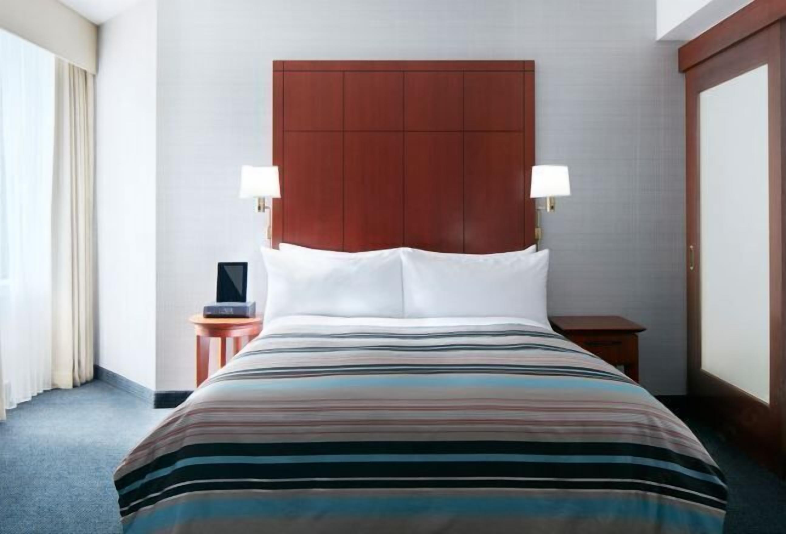 Peralatan tempat tidur premium, peti besi dalam bilik, meja 