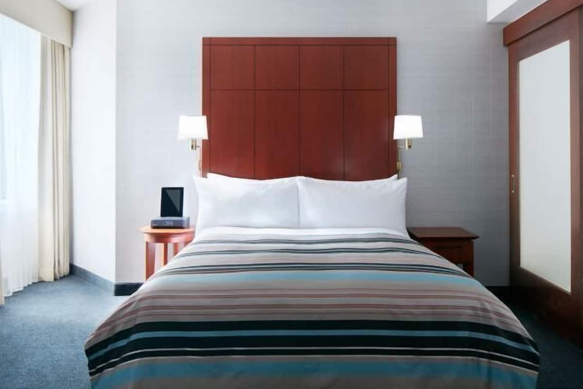 Premium bedding, in-room safe, desk, laptop workspace