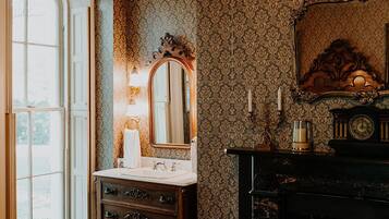 Superior Double Room, Ensuite, Courtyard View (Generals Room) | Free WiFi