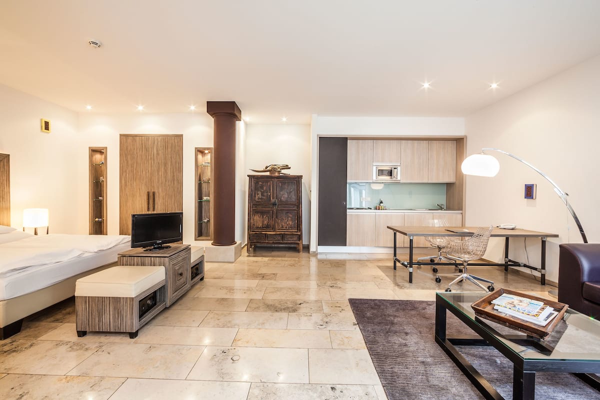 1 quarto, frigobar, cofres nos quartos, escrivaninha