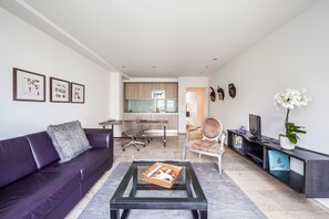 Executive Suite | 1 bedroom, minibar, in-room safe, individually decorated - BURNS Art & Culture (Düsseldorf)