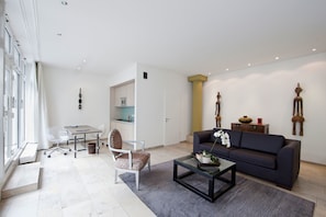 Atrium Suite | 1 bedroom, minibar, in-room safe, individually decorated
