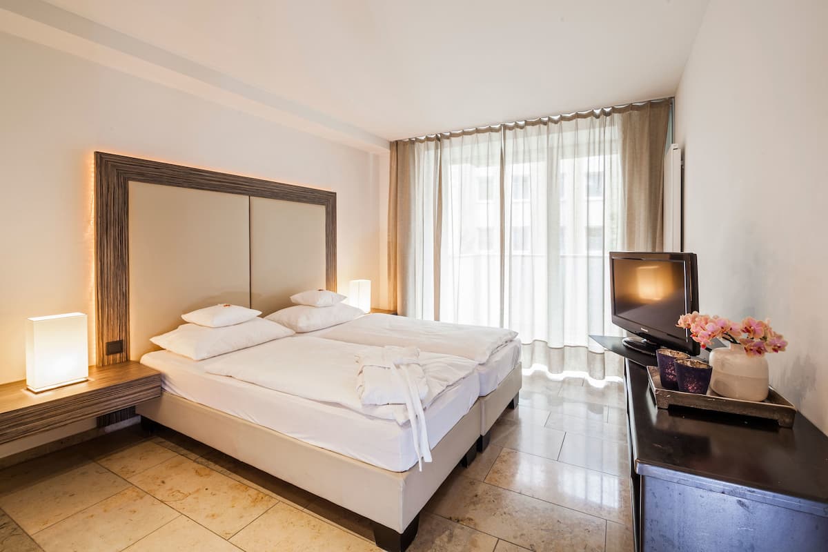 Suíte superior | 1 quarto, frigobar, cofres nos quartos, escrivaninha
