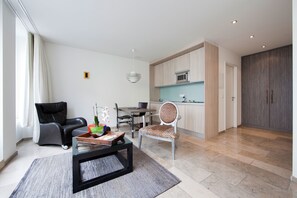 Loft Suite | 1 bedroom, minibar, in-room safe, individually decorated - BURNS Art & Culture (Düsseldorf)