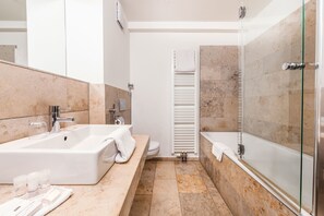 Maisonette Suite | Bad | Dusj, toalettartikler (inkludert), hårføner og håndklær