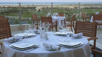 2 restaurants; breakfast, lunch, and dinner served