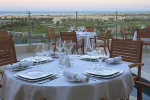 2 restaurants; breakfast, lunch and dinner served 