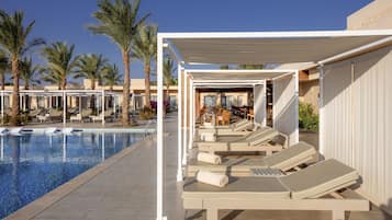 Piscine extérieure, parasols de plage, chaises longues