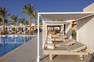 Εξωτερική πισίνα, ομπρέλες πισίνας, ξαπλώστρες