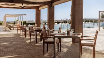 2 restaurants; breakfast, lunch, and dinner served