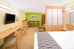 Studiosuite, 1 queensize-seng, ikke-røyk | Allergitestet sengetøy, skrivebord og skrivebord for bærbar PC