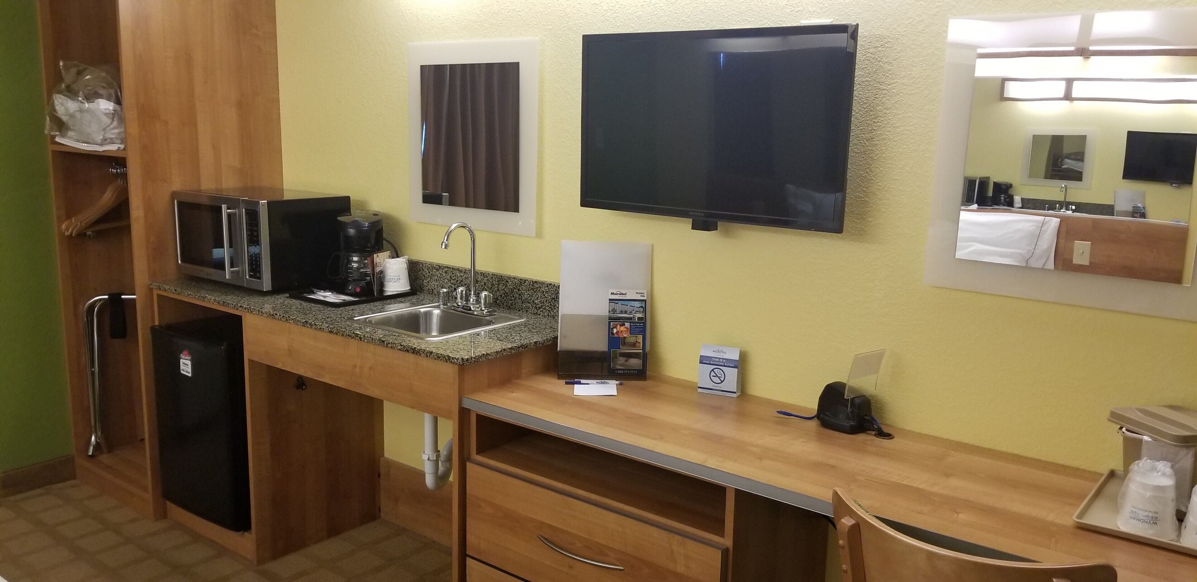 suite, accessible | private kitchenette | coffee/tea maker