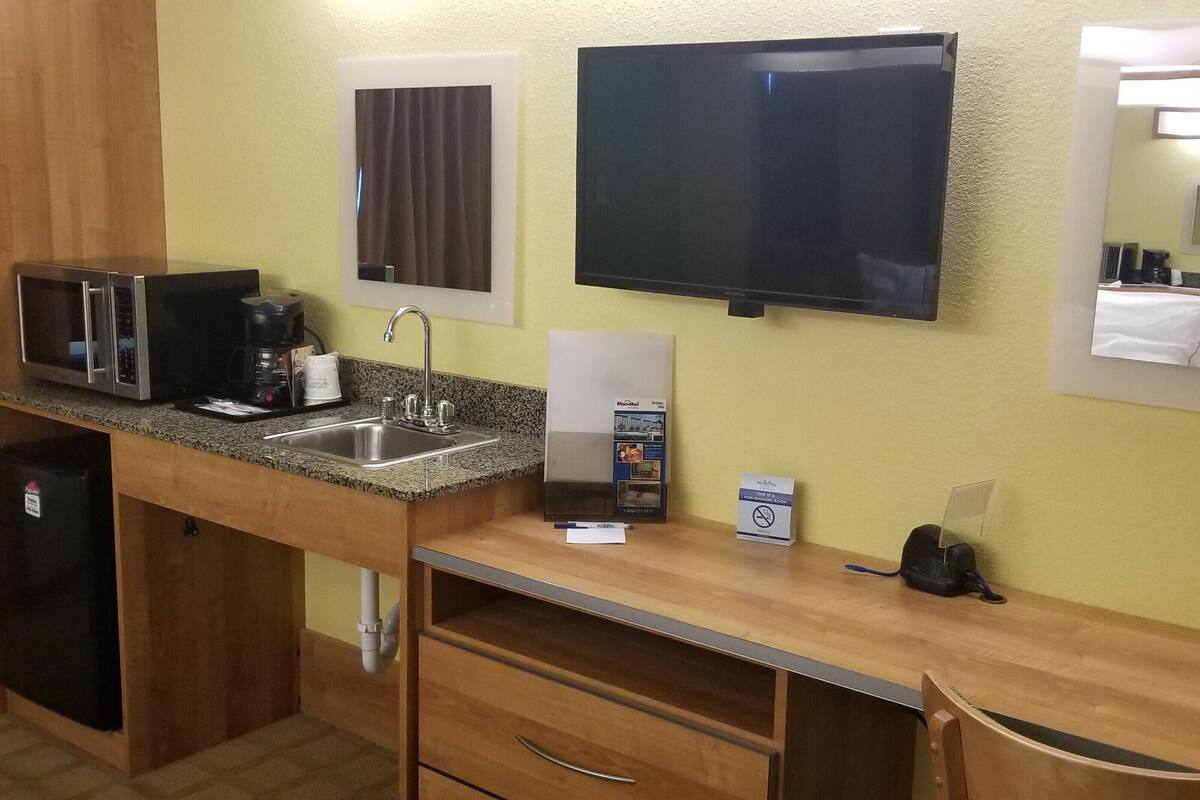 suite, accessible | private kitchenette | coffee/tea maker