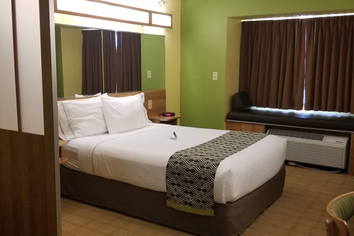 suite, accessible | hypo-allergenic bedding, in-room safe, desk, laptop workspace