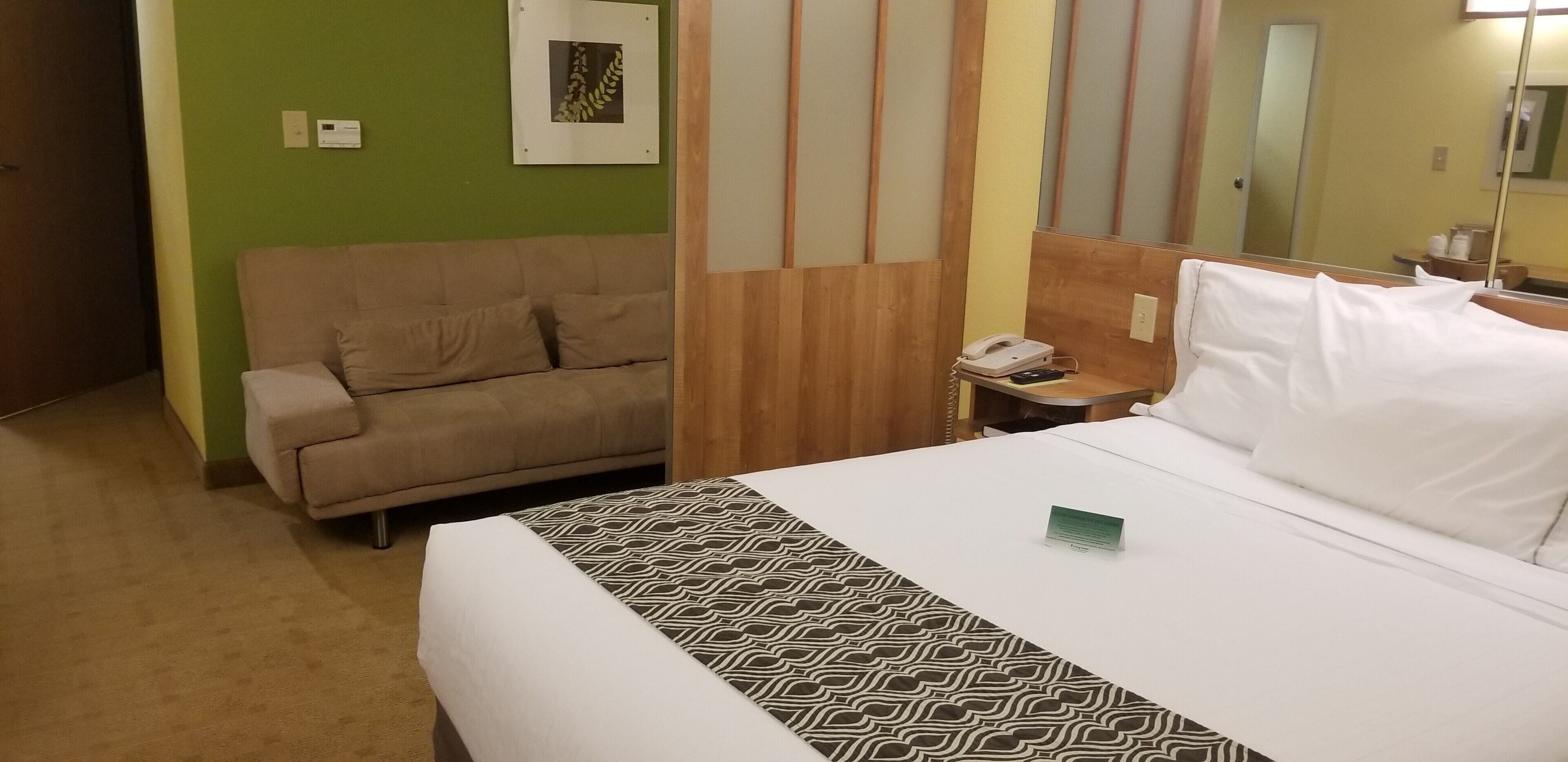 suite, accessible | hypo-allergenic bedding, in-room safe, desk, laptop workspace