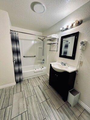 Room, 1 Queen Bed, Accessible, Non Smoking | Bathroom | Combined shower/bathtub, free toiletries, hair dryer, towels - Belfair Motel (Belfair)