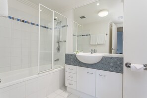 2 Bedroom 2 Bathroom (2 x Queen Beds) (Aircon in bedrooms) | Bathroom | Shower, free toiletries, hair dryer, towels - Republic Apartments (Spring Hill)